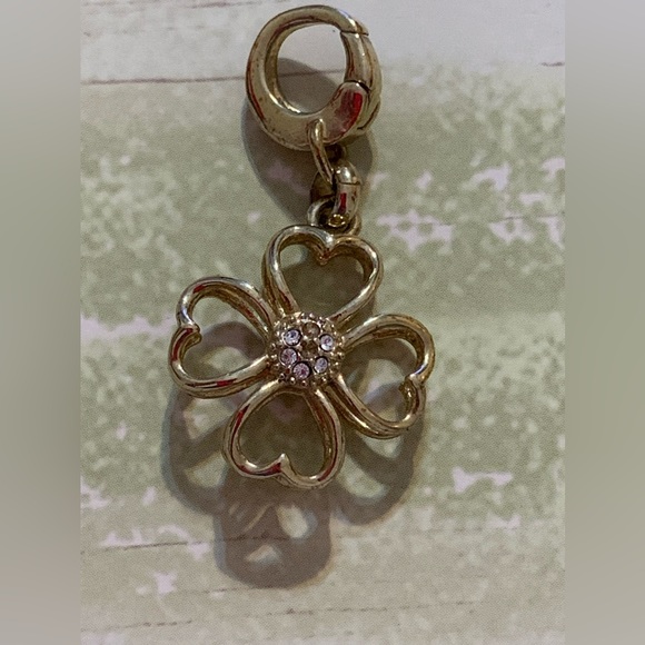 Fossil clover charm - Picture 7 of 15